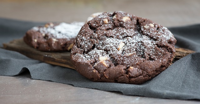 Do čokoládových cookies môžete namiesto čokolády pridať orechy.