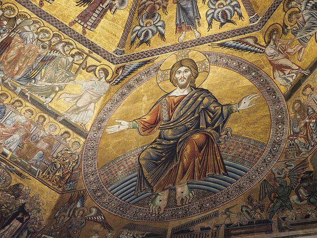Stredoveké fresky s náboženským motívom. 