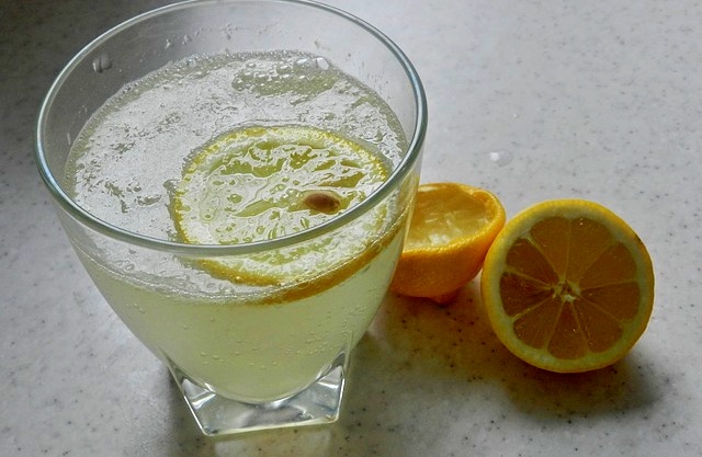 Zabudnite na sladené nápoje a doprajte si čistú vodu, ktorú môžete dochutiť citrónom.