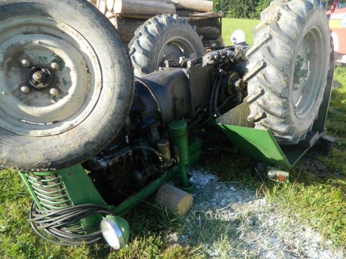Nehoda traktor