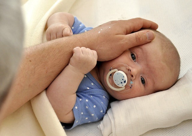 Dotýkanie a uspávanie bábätka.