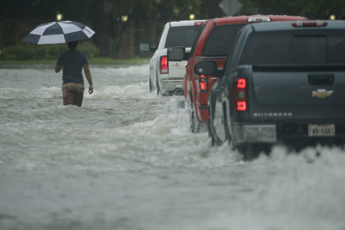 Mesto Houston v americkom štáte Texas po hurikáne Harvey, ktorý sa tamojším územím počas víkendu prehnal, zasiahli rozsiahle záplavy spôsobené prudkým dažďom. V zatopených oblastiach záchranári pomohli už vyše tisíc ľuďom. V houstonskej metropolitnej oblasti platí z dôvodu prudkých povodní výnimočný stav a cestovanie v nej je takmer nemožné