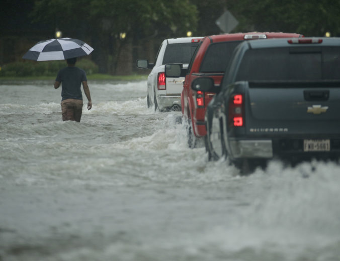 Mesto Houston v americkom štáte Texas po hurikáne Harvey, ktorý sa tamojším územím počas víkendu prehnal, zasiahli rozsiahle záplavy spôsobené prudkým dažďom. V zatopených oblastiach záchranári pomohli už vyše tisíc ľuďom. V houstonskej metropolitnej oblasti platí z dôvodu prudkých povodní výnimočný stav a cestovanie v nej je takmer nemožné