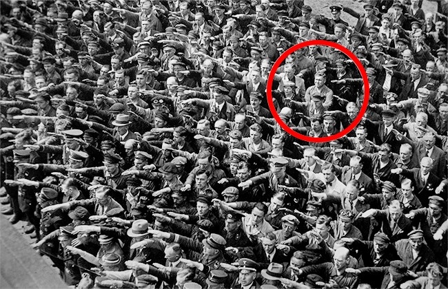 Nemecky robotnik odmieta zvysit svoju ruku nacistickym pozdravom v roku 1936.jpg