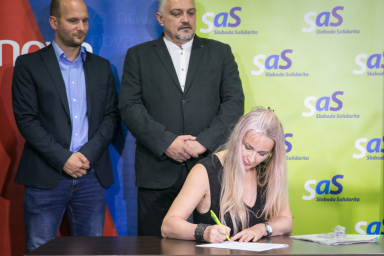 Podpis koaličnej zmluvy.