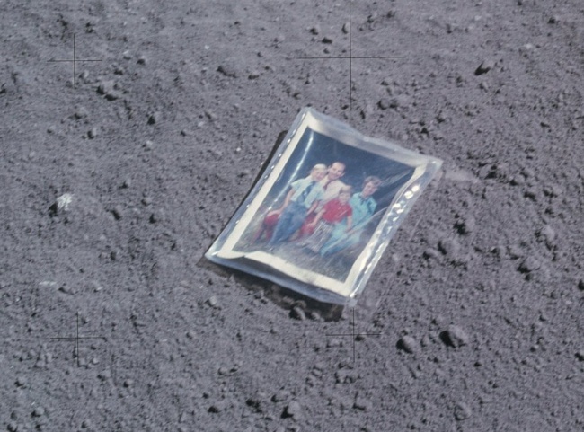 Rodinna fotografia na povrchu mesiaca 1972.jpg