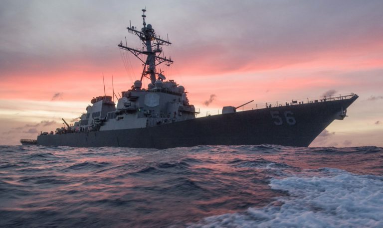 Americký torpédoborec USS John S. McCain