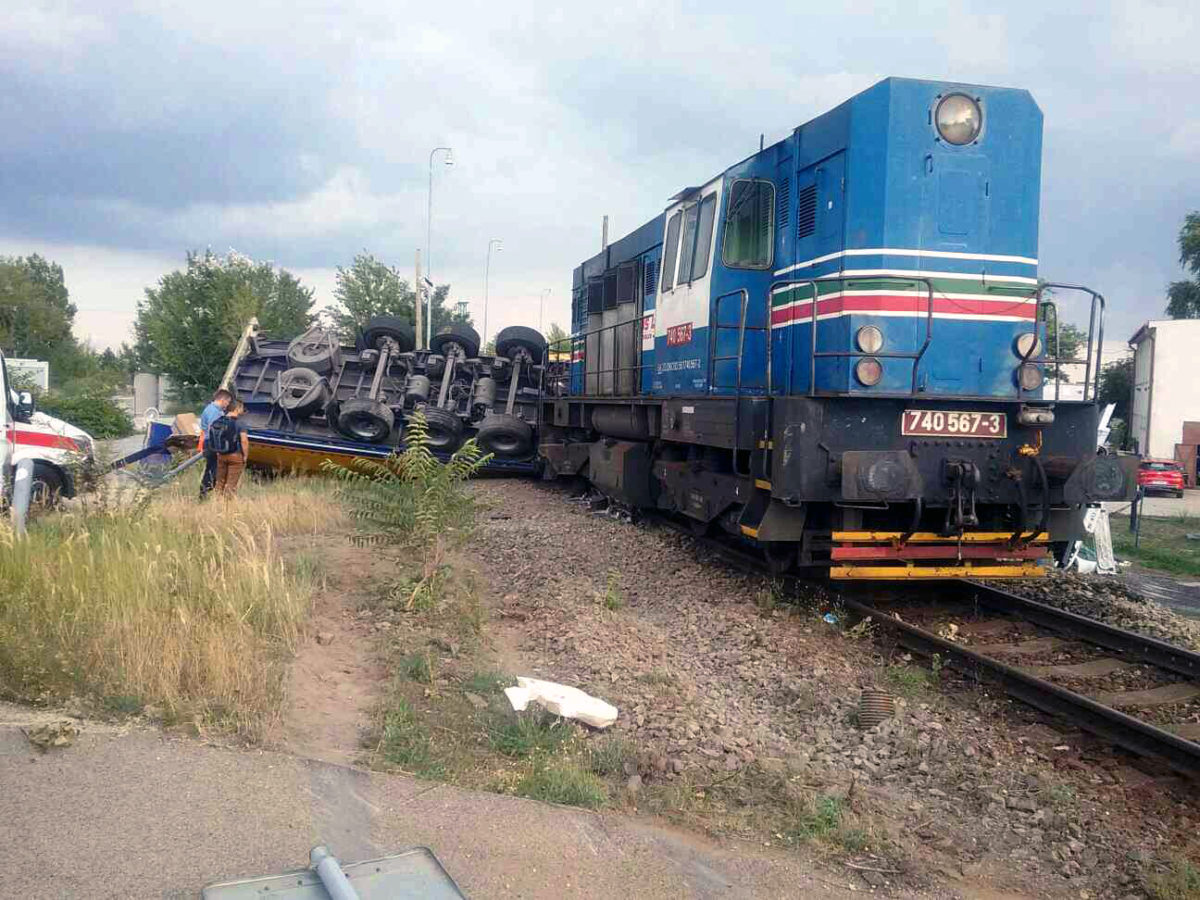 HASIČI: Zrážka kamiónu s vlakom
