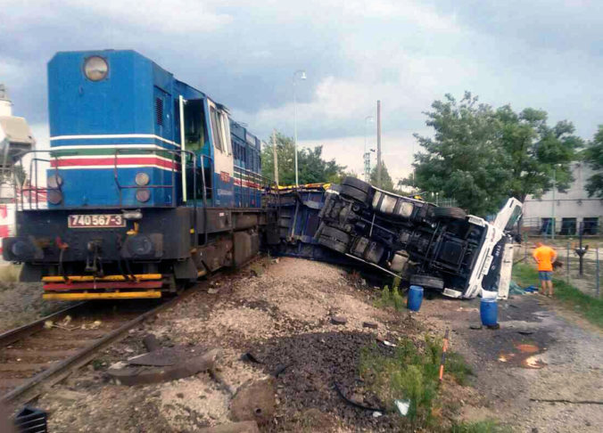 HASIČI: Zrážka kamiónu s vlakom