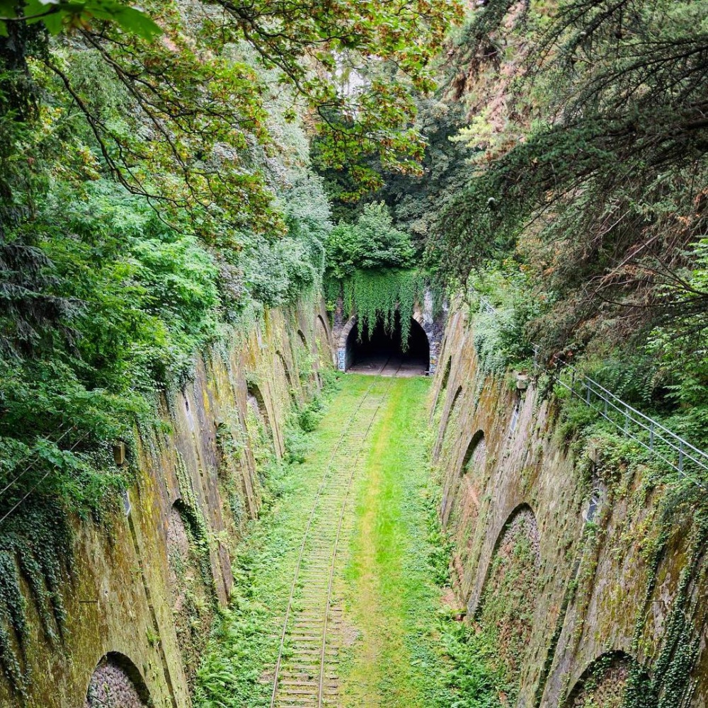 Zabudnuty zeleznicny tunel v parizi vo francuzsku.jpg
