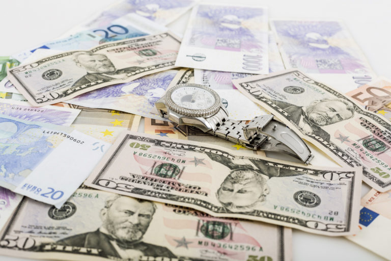 Euro; peniaze; ekonomika; dolár