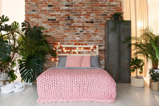 Spálňa, posteľ, izba, izbové rastliny