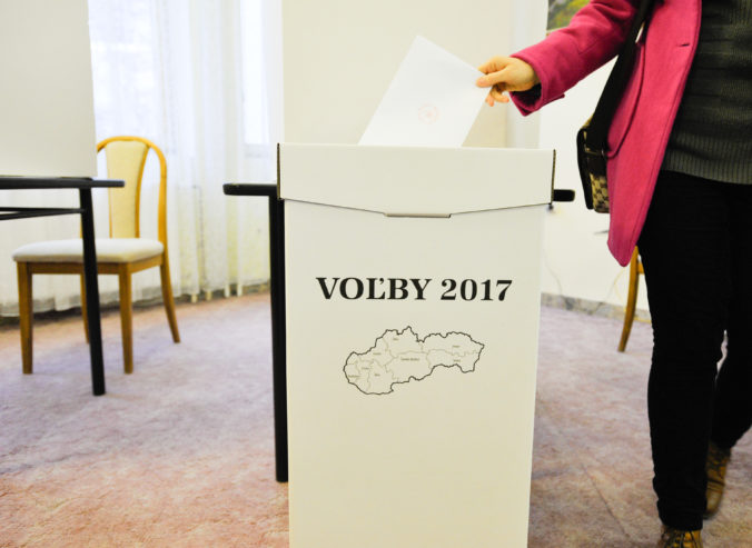 VOĽBY VÚC: Otvorenie volebných miestností