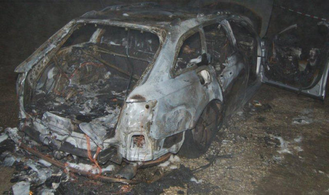 POLÍCIA: Mŕtvola v zhorenom aute