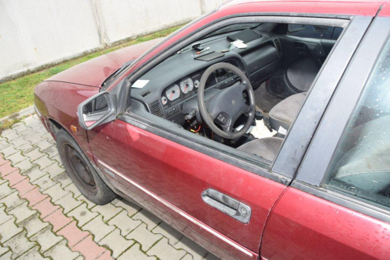 Chceli ukradnúť auto, vlámali sa až do 13 vozidiel, žiadne však nenaštartovali. Dvaja mladíci (18, 22) zo Štefanova vyčíňali v nedeľu nadránom v Senici. V meste sa boli zabávať a dohodli sa, že domov pôjdu na ukradnutom aute a následne ho predajú. Do áut zaparkovaných na uliciach Hviezdoslavova, Továrenská a Dlhá sa dostali v čase od 05:00 do 08:30. Niektoré neboli uzamknuté a na ďalších rozbili sklá. Skúšali ich naštartovať tak, že spájali rôzne káble, alebo ich roztláčali, naštartovať sa im však nepodarilo ani jedno. Vďaka všímavým ľuďom ich policajti zadržali. Senica, 28. november 2017.