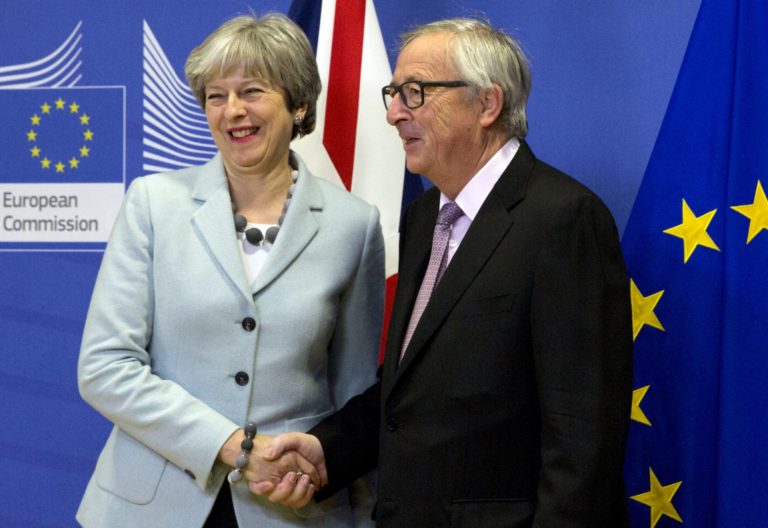 Mayová, Juncker