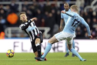 Dwight Gayle, Kevin De Bruyne