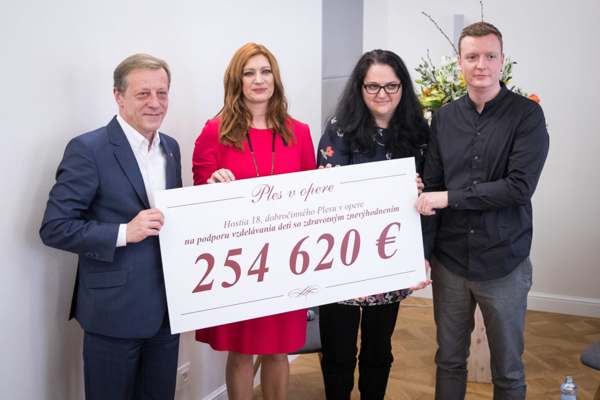 PLES V OPERE: Odovzdanie šeku