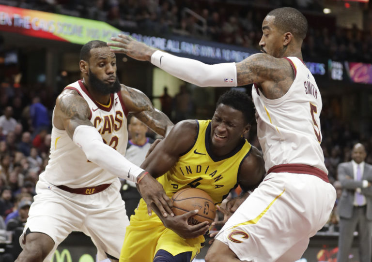 Zľava: JR Smith, LeBron James, Victor Oladipo