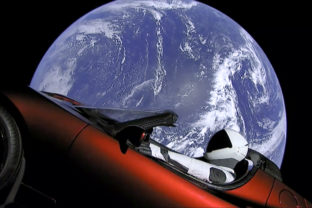 Automobil Tesla vo vesmíre