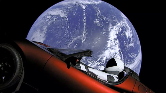 Automobil Tesla vo vesmíre
