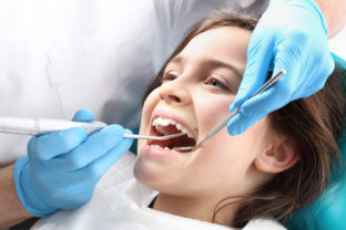 Treatment of the tooth, the dentist cleans loss