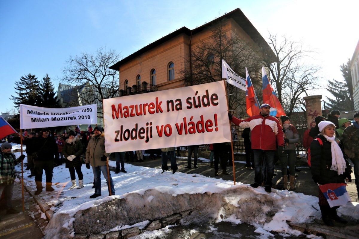 Mazurek, súd, protest