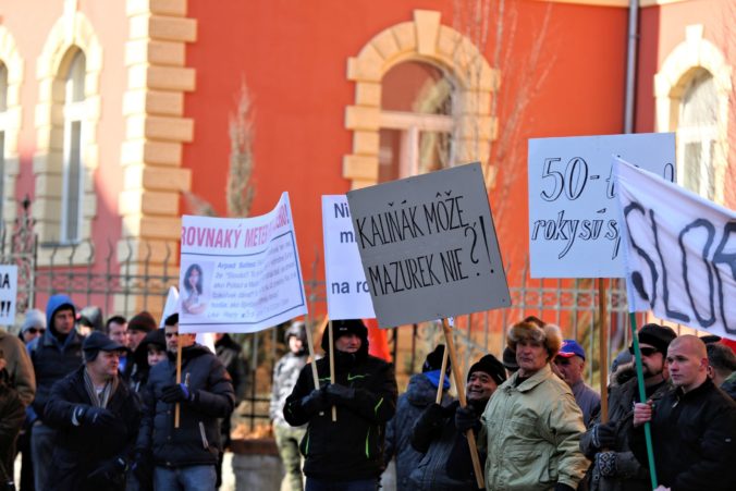 Mazurek, súd, protest