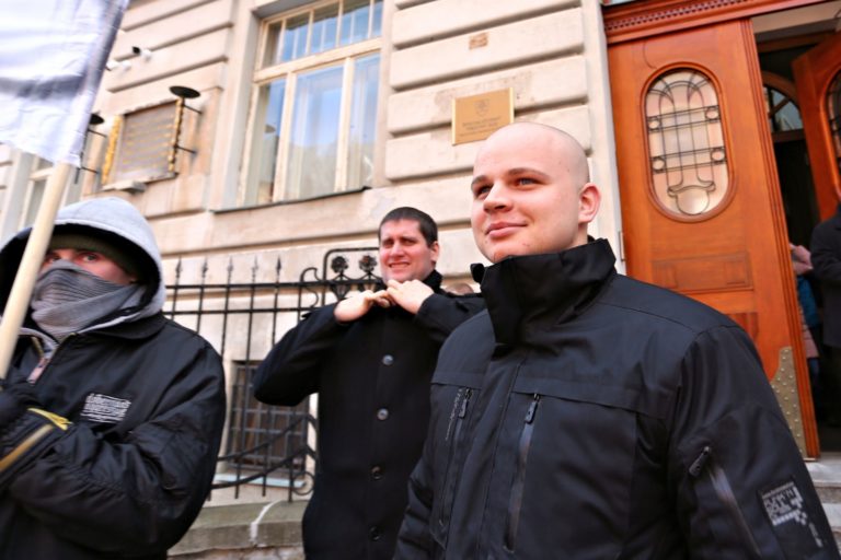 Mazurek, súd, protest