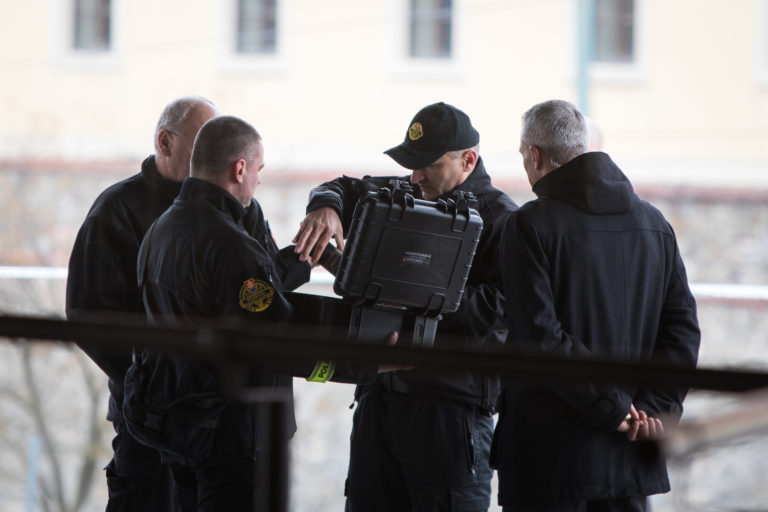 NR SR: Uzavretie hlavného vchodu do budovy