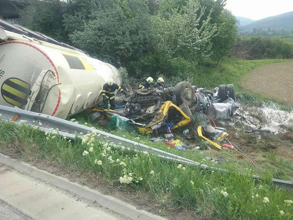 HASIČI: Dopravná nehoda cisterny na D1