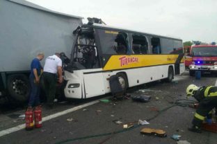Tragická dopravná nehoda autobusu a kamióna