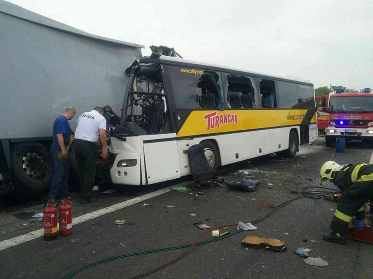 Tragická dopravná nehoda autobusu a kamióna