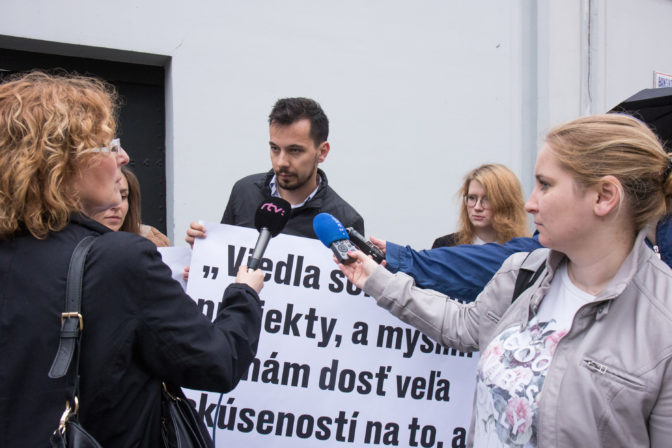 PROTEST: Vyjadrenie nedôvery Denise Sakovej