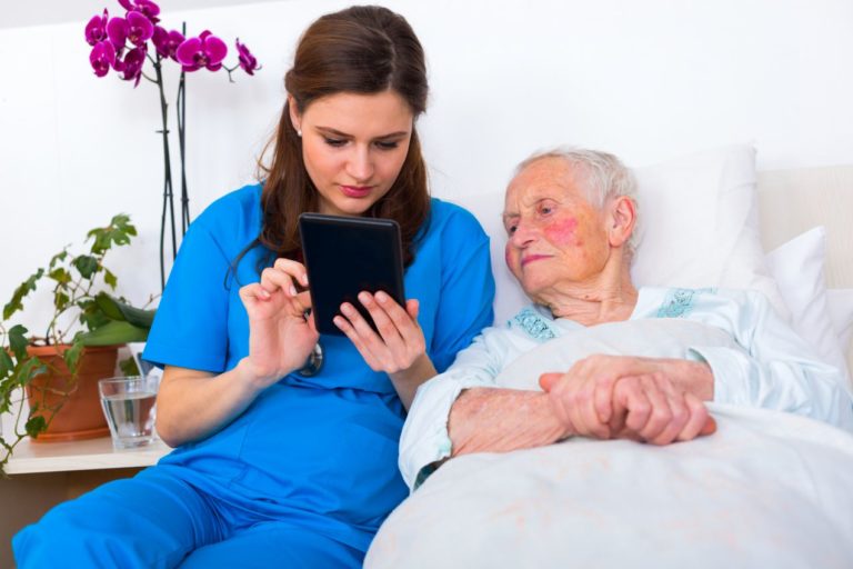 Senior, dôchodca, opatrovateľ, sociálne služby