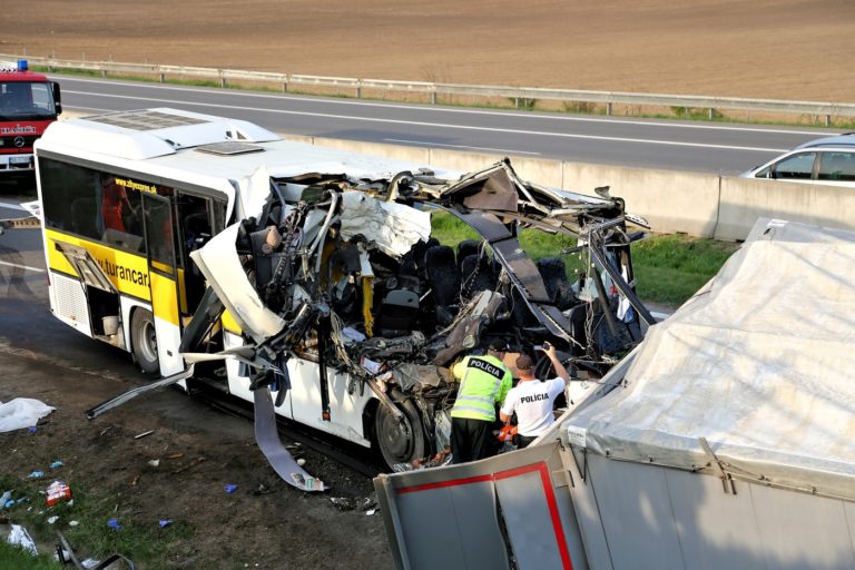 NEHODA: Zrážka nákladiaka s autobusom na R1