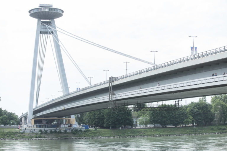 BRATISLAVA: Stavba pod Mostom SNP