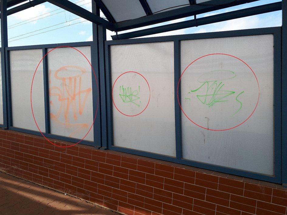 Počmáraný železničný podchod Ivanovce