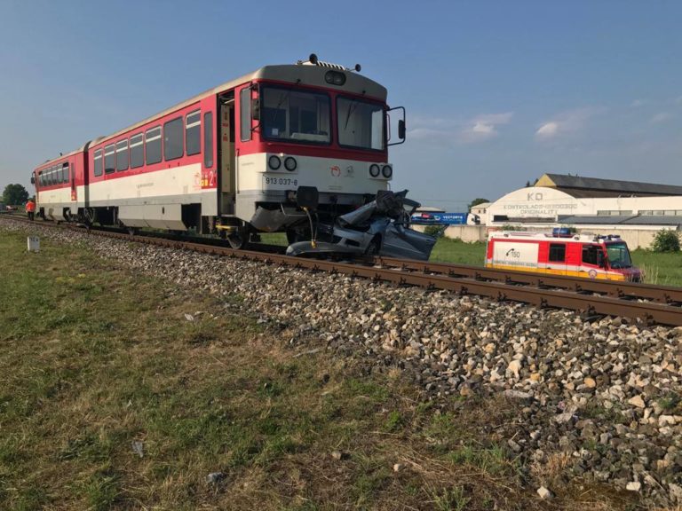 Zrážka vlaku a auta