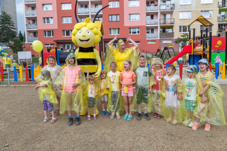 Deti a vcielka maja small.jpg