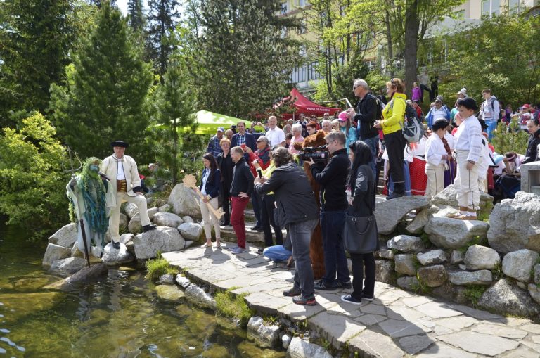 V. TATRY: Odomknutie hladiny trbského Plesa