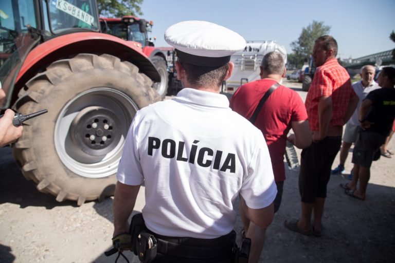 PROTEST: Farmári na traktoroch v Bratislave
