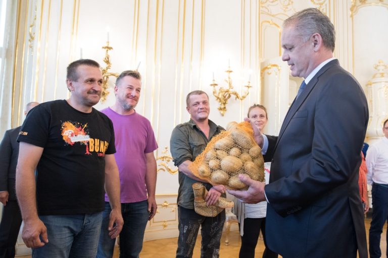 PREZIDENT: Prijatie farmárov na traktoroch