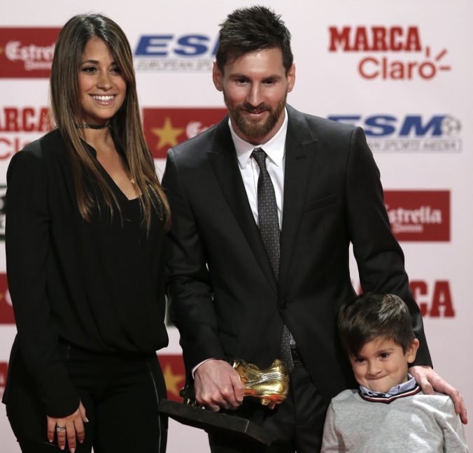 Hráč FC Barcelona Lionel Messi, jeho manželka Antonella Roccuzzo a syn Thiago.