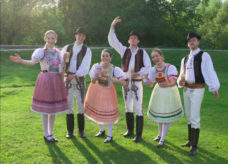 Sa_folklorna plechovka kroje.jpg