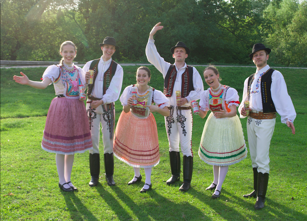 Sa_folklorna plechovka kroje.jpg