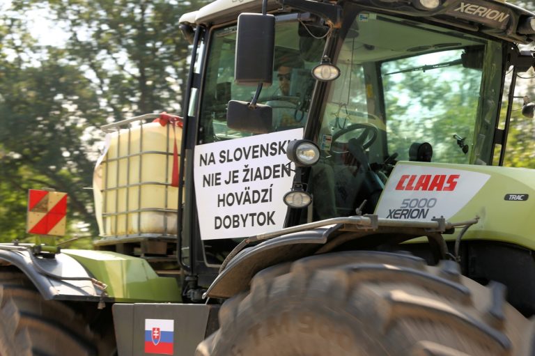 Jazda farmárov na traktoroch