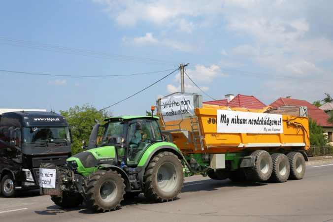 PROTEST: Jazda farmárov na traktoroch
