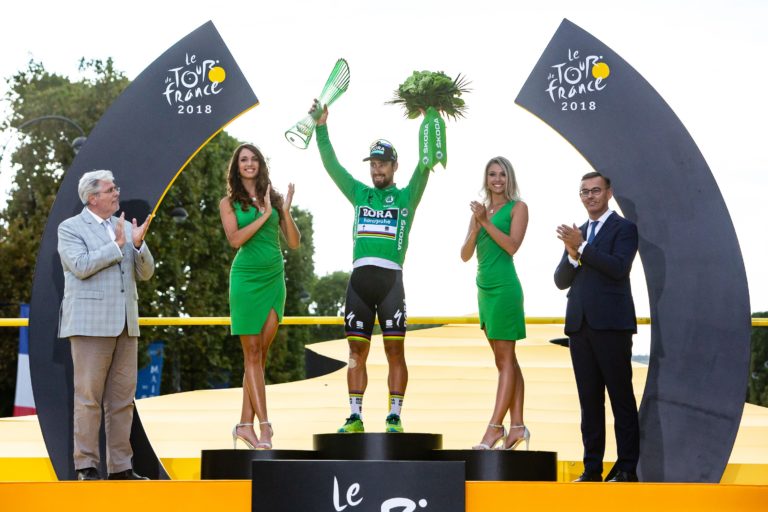 180730 tour de france winner geraint thomas celebrates with skoda auto crystal glass trophy 2.jpg