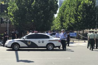 Čína, výbuch pred ambasádou USA